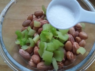 16、下酒小菜――凉拌花生,将花生和芹菜混合，放盐。