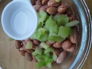 17、下酒小菜――凉拌花生,加醋。