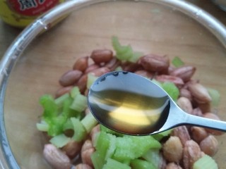 18、下酒小菜――凉拌花生,放芝麻油。