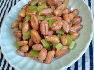 19、下酒小菜――凉拌花生,将食物和材料搅拌均匀后，取出装盘。