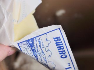 3、披萨派对面包,面团成形后，加入软化的黄油，继续揉20分钟。