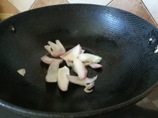 5、快手午餐一道菜 土豆胡萝卜牛肉煲,锅中热油，爆香洋葱