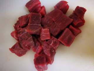 7、快手午餐一道菜 土豆胡萝卜牛肉煲,切块