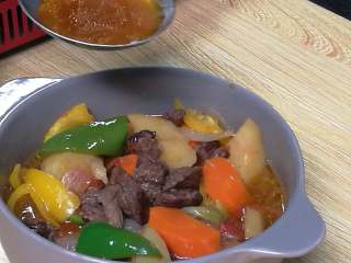 11、快手午餐一道菜 土豆胡萝卜牛肉煲,加入冰糖、酱油、彩椒，改大火煮5分钟，收浓汤汁。