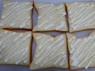 2、家庭装三明治,涂抹上适量蛋黄酱