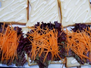 11、家庭装三明治,依次一层一层的铺好