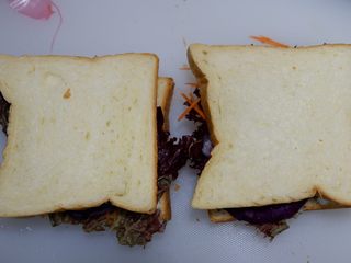 12、家庭装三明治,将另外一片吐司片盖上，轻轻的压一压