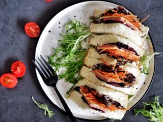 13、家庭装三明治,对角切十字型摆盘即可