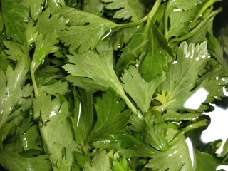 3、健康营养芹菜叶醋拌木耳,接着用清水洗净，捞出沥干水。