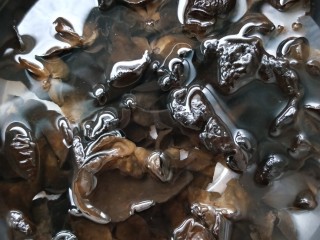6、健康营养芹菜叶醋拌木耳,泡开木耳，洗净，摘去根部。