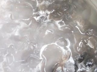 7、健康营养芹菜叶醋拌木耳,倒入开水中焯烫三分钟左右，捞出沥干。