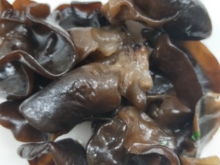 8、健康营养芹菜叶醋拌木耳,稍凉后，手撕成小朵。