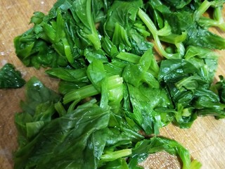 9、健康营养芹菜叶醋拌木耳,把芹菜叶挤干水分，稍微用刀切一下。