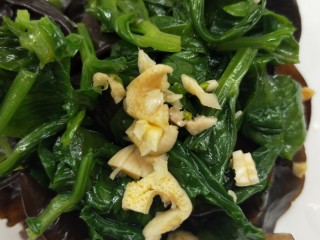 11、健康营养芹菜叶醋拌木耳,放蒜末。