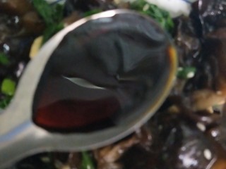 12、健康营养芹菜叶醋拌木耳,放生抽和米醋。