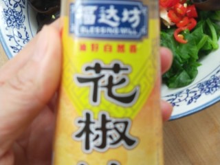 14、健康营养芹菜叶醋拌木耳,放花椒油，香油，撒一点白芝麻。