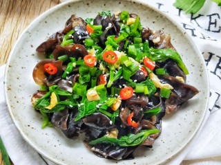 15、健康营养芹菜叶醋拌木耳,装盘撒葱花。