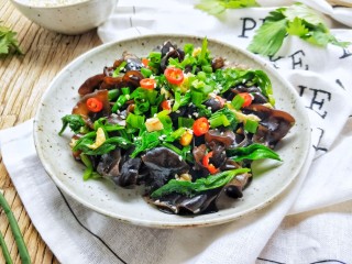 16、健康营养芹菜叶醋拌木耳,上桌，开吃。