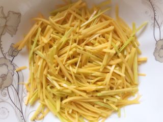 4、#咸味#～芝香南瓜烙,用手抓匀，腌制十分钟至其入味。