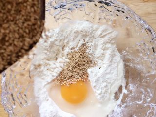 7、#咸味#～芝香南瓜烙,倒入白芝麻。