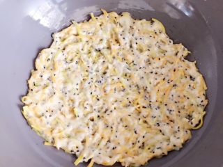 12、#咸味#～芝香南瓜烙,倒入南瓜馅料，用锅铲平摊成薄薄的圆饼，小火慢煎。