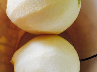 1、冰糖雪梨,雪梨洗净去皮