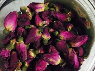 2、冰糖雪梨,准备干玫瑰花