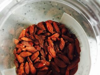 3、冰糖雪梨,准备枸杞