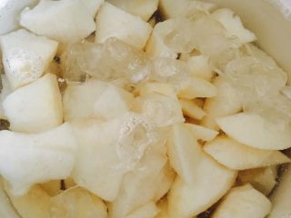 6、冰糖雪梨,放入慢炖锅中慢炖一下午