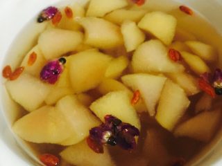 7、冰糖雪梨,放入玫瑰花和枸杞再炖二十分钟就可以了