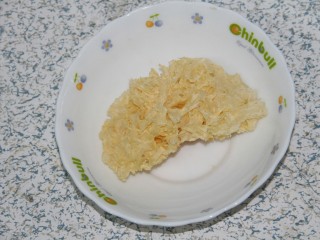 1、冰糖银耳红枣黑枣羹,准备一块干银耳