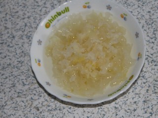 3、冰糖银耳红枣黑枣羹,泡成如图状态，撕成小朵