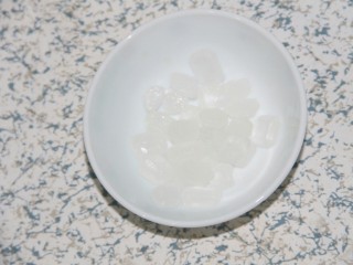 5、冰糖银耳红枣黑枣羹,冰糖