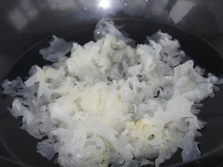 7、冰糖银耳红枣黑枣羹,锅内放水，倒入泡发的银耳