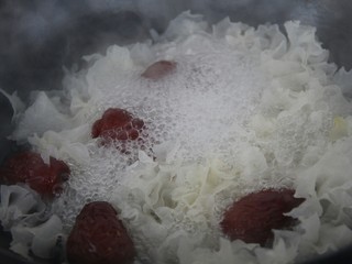 9、冰糖银耳红枣黑枣羹,加入红枣