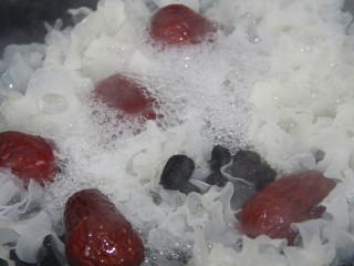 10、冰糖银耳红枣黑枣羹,加入黑枣