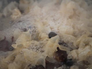 12、冰糖银耳红枣黑枣羹,然后就是小火炖了，大概要炖一个多小时，到两个小时，最好能把银耳炖烂，炖出胶质，中间要加水，不然容易干锅