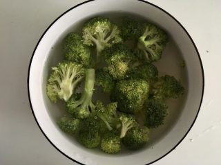 1、小调的早餐--第一话,西兰花放盐水中浸泡备用