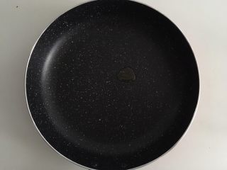 4、小调的早餐--第一话,平底锅放一点点油用厨房纸巾抹匀，开小火