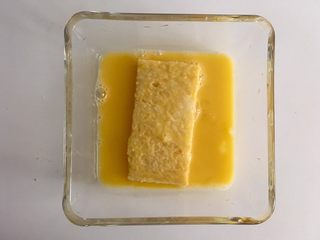 5、小调的早餐--第一话,把吐司均匀的沾满蛋液（边缘别忘了）