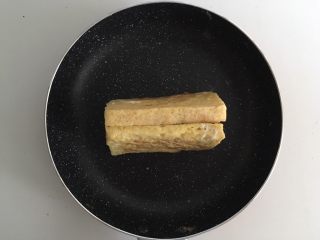 8、小调的早餐--第一话,双面煎好关火用余温再烫烫边边角角～做好的吐司煎蛋软软香香的，还不会像纯吐司那么干