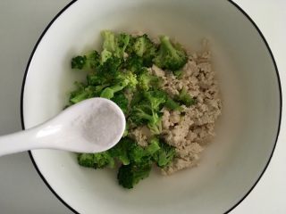 12、小调的早餐--第一话,晾凉的西兰花切碎和豆腐碎放一起，加入盐