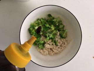 13、小调的早餐--第一话,加蚝油（建议用这种蜂蜜瓶装蚝油，超级好用）加一滴香油抓匀即可（我口味比较淡，可以自己尝试着加调料）