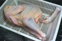 1、酱油鸡,清洗鸡，去头，去屁股，并将鸡脚切下，所有内脏均不要。