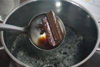 2、酱油鸡,锅里加入350ml的酱油，150ml的清水，两片桂皮，4只八角，还有适量的砂糖，调味。