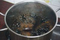 3、酱油鸡,大火将酱油烧开。