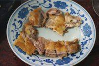 7、酱油鸡,斩鸡的时候，先切下鸡腿和鸡翅，然后将鸡背鸡胸切开。先将鸡背肉切块，摆在碟子底层。