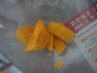 2、#中式点心#酒酿薯圆,取100g红薯放入碗中捣成泥