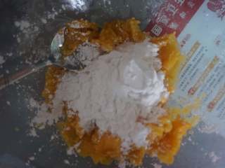 3、#中式点心#酒酿薯圆,捣成泥状后加入木薯粉75g揉捻成条状