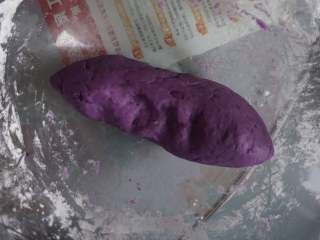 5、#中式点心#酒酿薯圆,同样加入75g木薯粉揉搓成条状,由于紫薯水分少比较干,可以自行可以当时的情况加入一些水